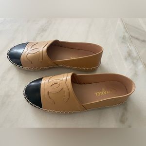 Chanel Espadrille Slip On Flats Loafers 37 NWOT beige and black